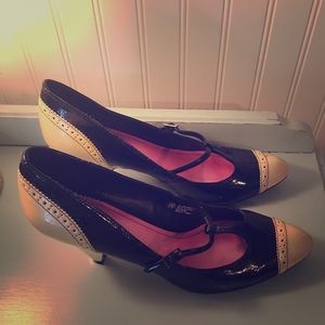 Gorgeous Retro Style Patent Pumps -Size 9.5